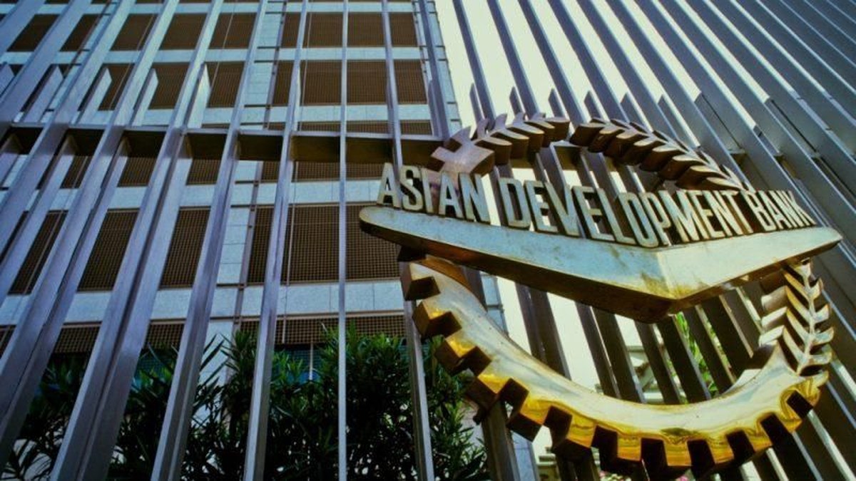Gedung Pusat ADB institusi penyedia pinjaman beserta deretan warna warni ikonik tiang bendera berbagai peserta di cuaca cerah terik