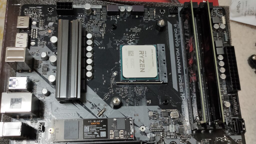 Komponen prosesor komputer desktop dan sistem pendingin di atas motherboard