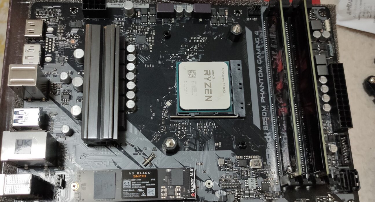 Komponen prosesor komputer desktop dan sistem pendingin di atas motherboard