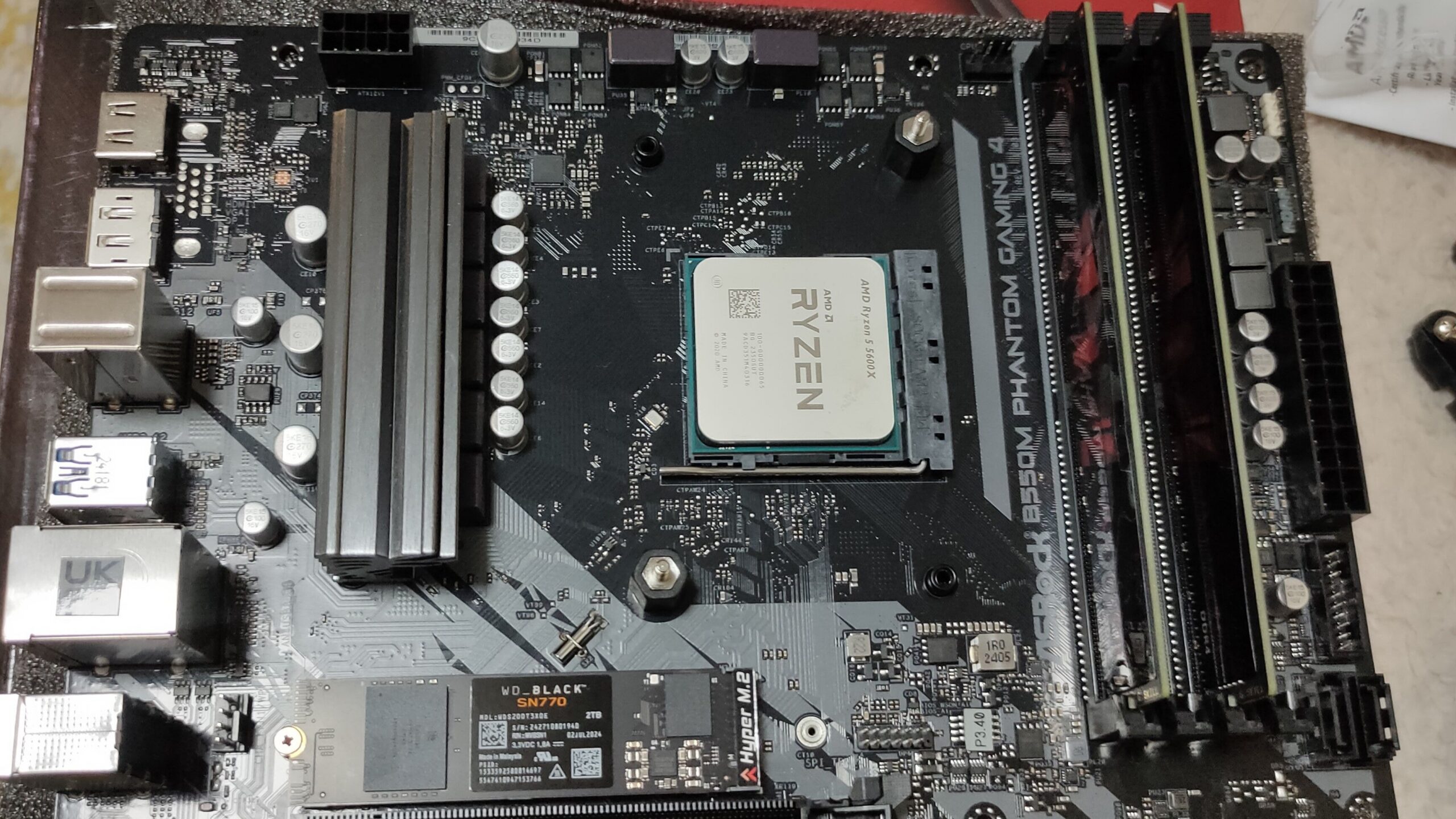 Komponen prosesor komputer desktop dan sistem pendingin di atas motherboard