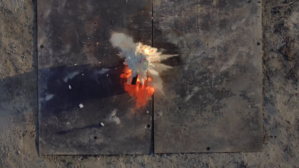 Drone pendeteksi kebakaran otonom beraksi melontarkan material chemical retardant fire suppressing di alas padang rumput uji coba alaska