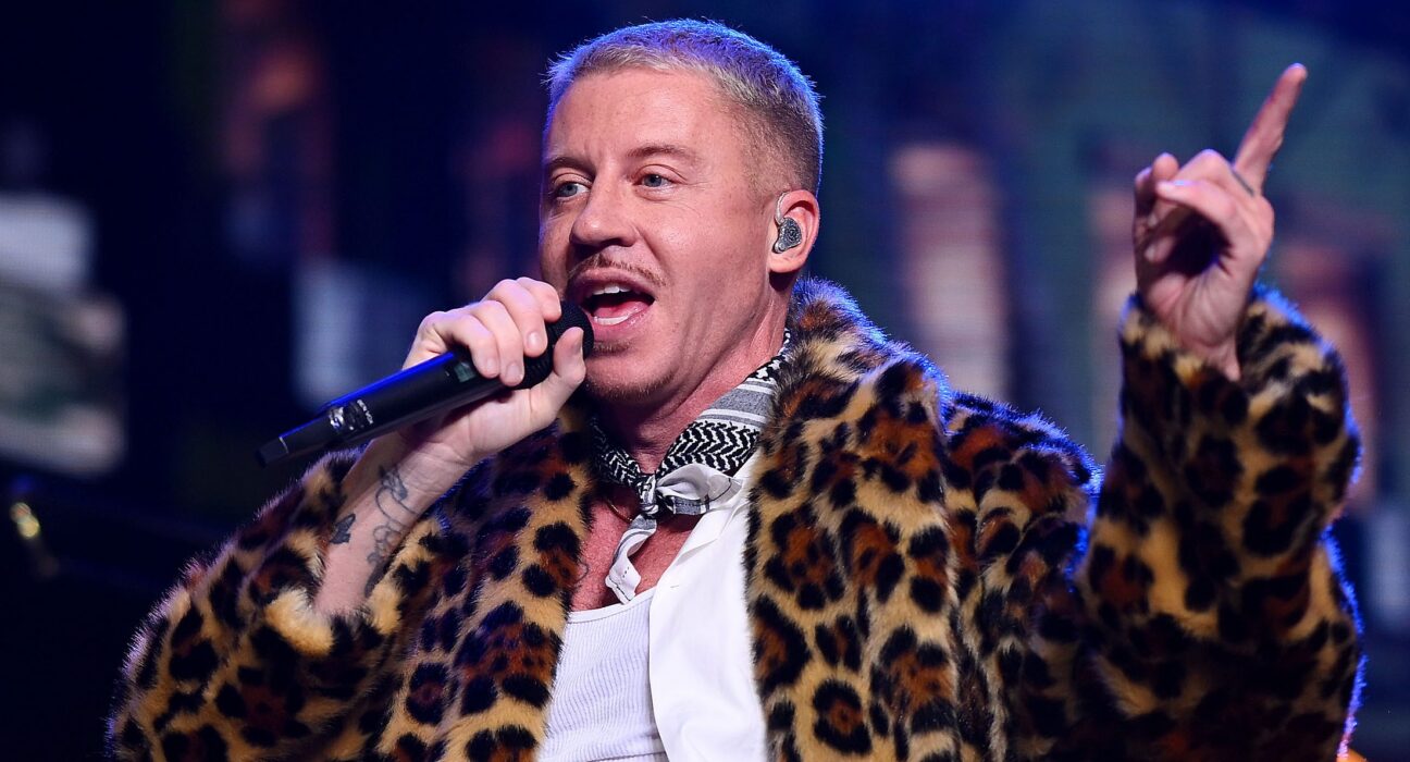 Macklemore tampil di atas panggung menyerukan solidaritas kemanusiaan