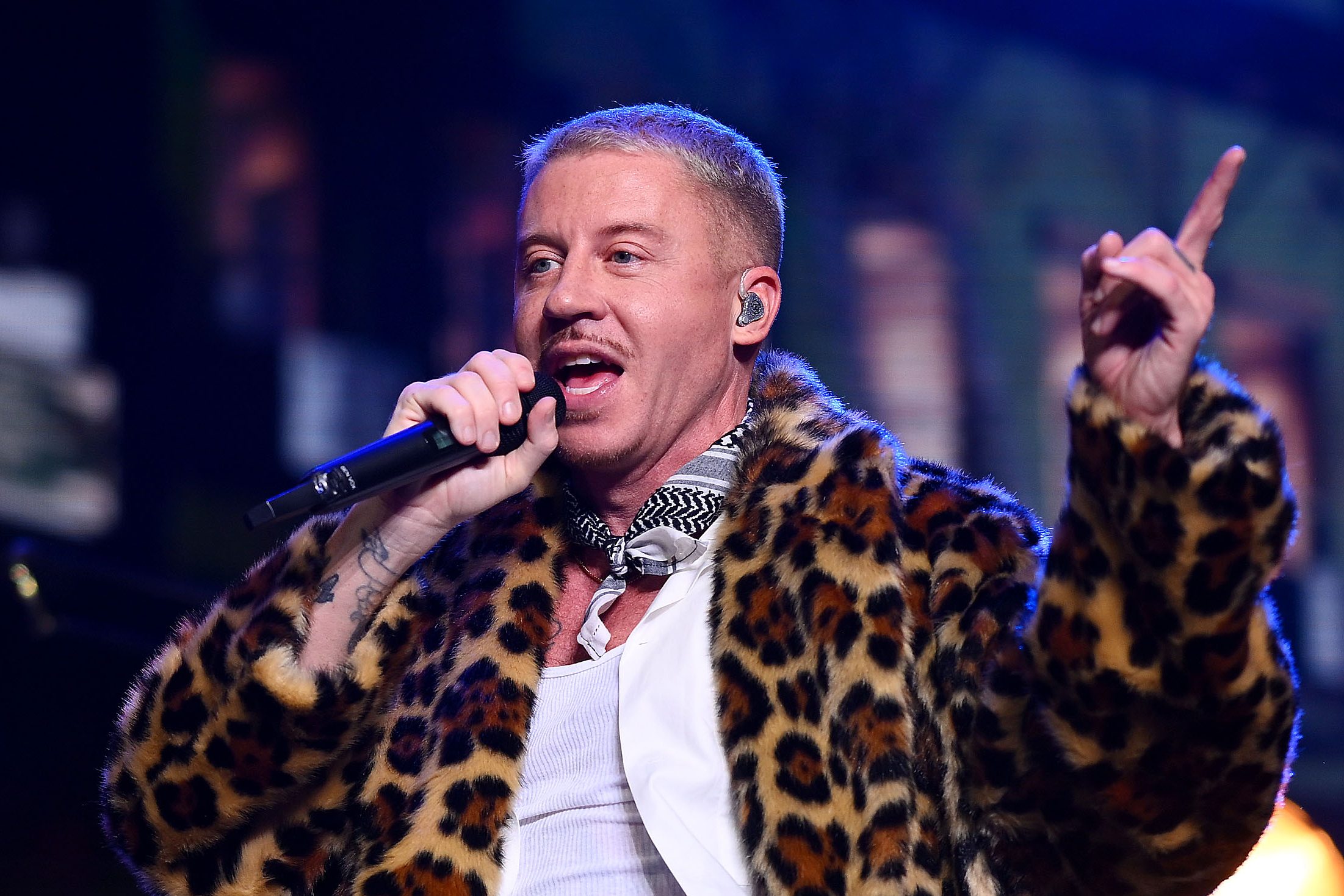 Macklemore tampil di atas panggung menyerukan solidaritas kemanusiaan