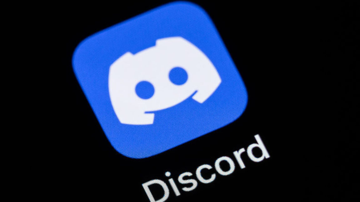 ilustrasi pengguna aplikasi discord dengan regulasi verifikasi batas umur baru