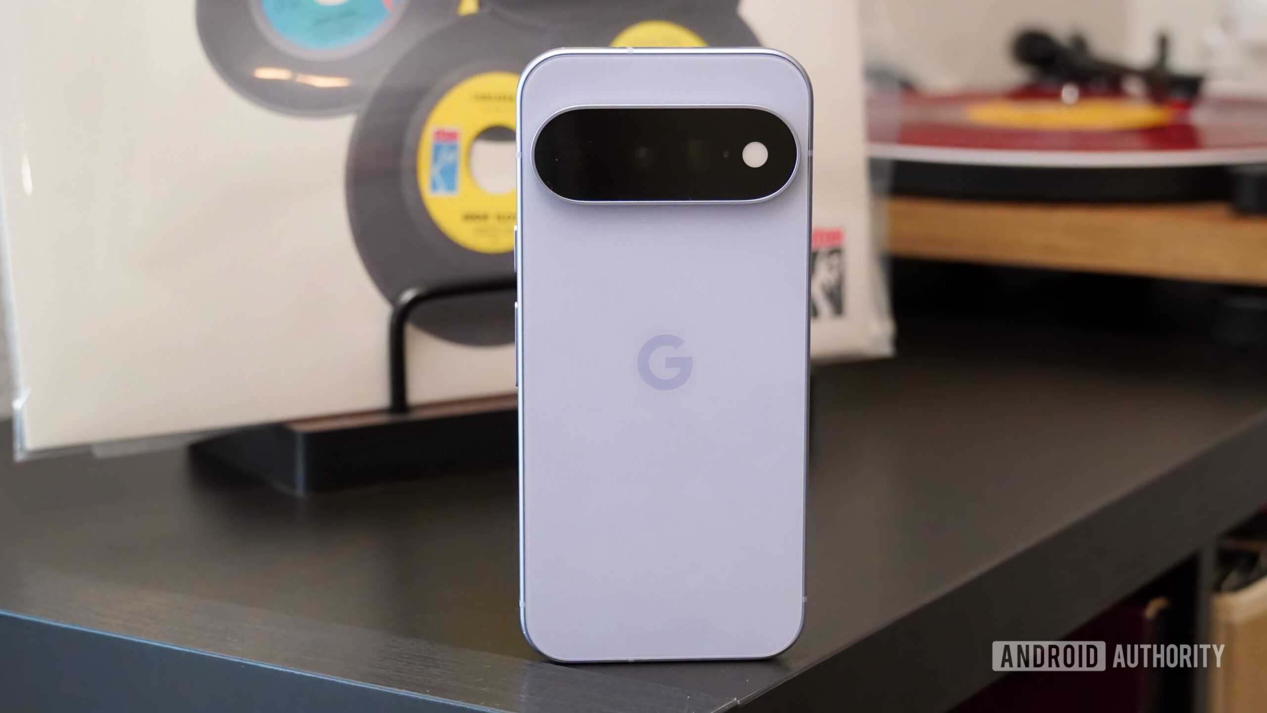 Bodi belakang dan layar smartphone Google Pixel 11