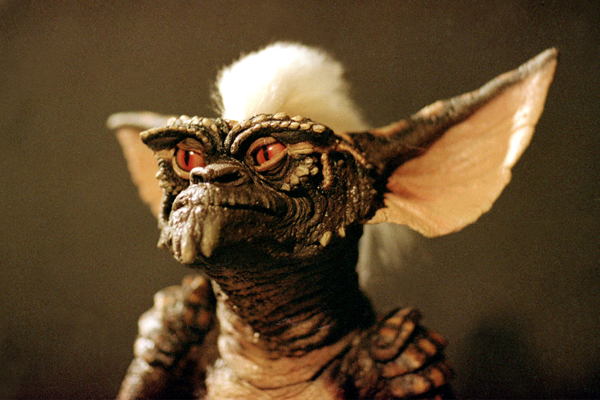 Makhluk Gremlins menebar kekacauan di film retro komedi horor 80-an.
