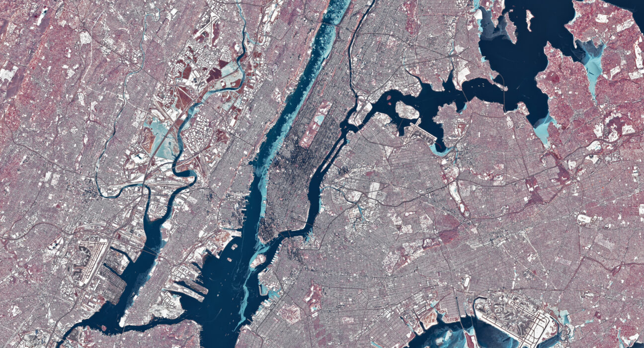 Citra satelit Manhattan dan Sungai Hudson sebagai ilustrasi panduan lokasi di Apple Maps