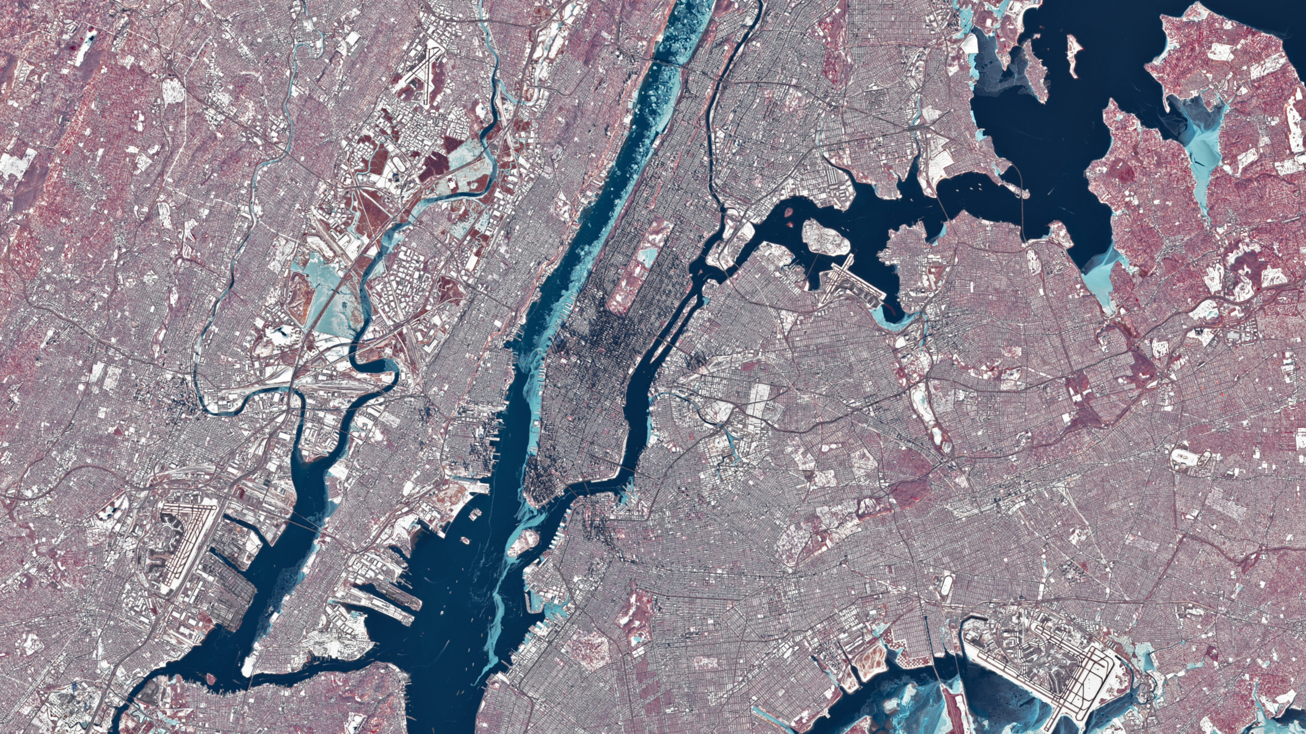 Citra satelit Manhattan dan Sungai Hudson sebagai ilustrasi panduan lokasi di Apple Maps
