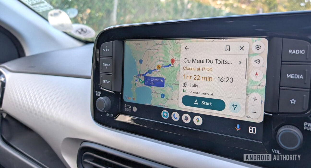 Tampilan Google Maps di Dasbor Mobil