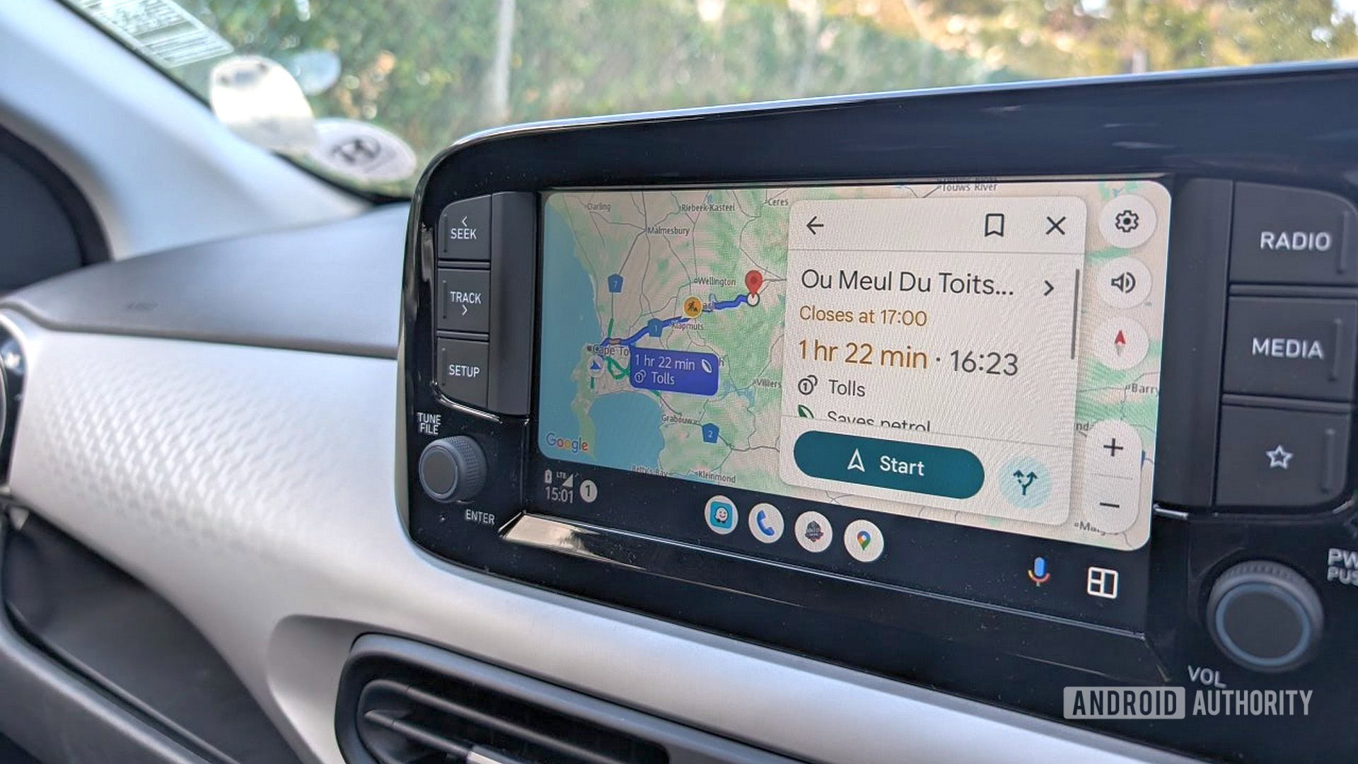 Tampilan Google Maps di Dasbor Mobil