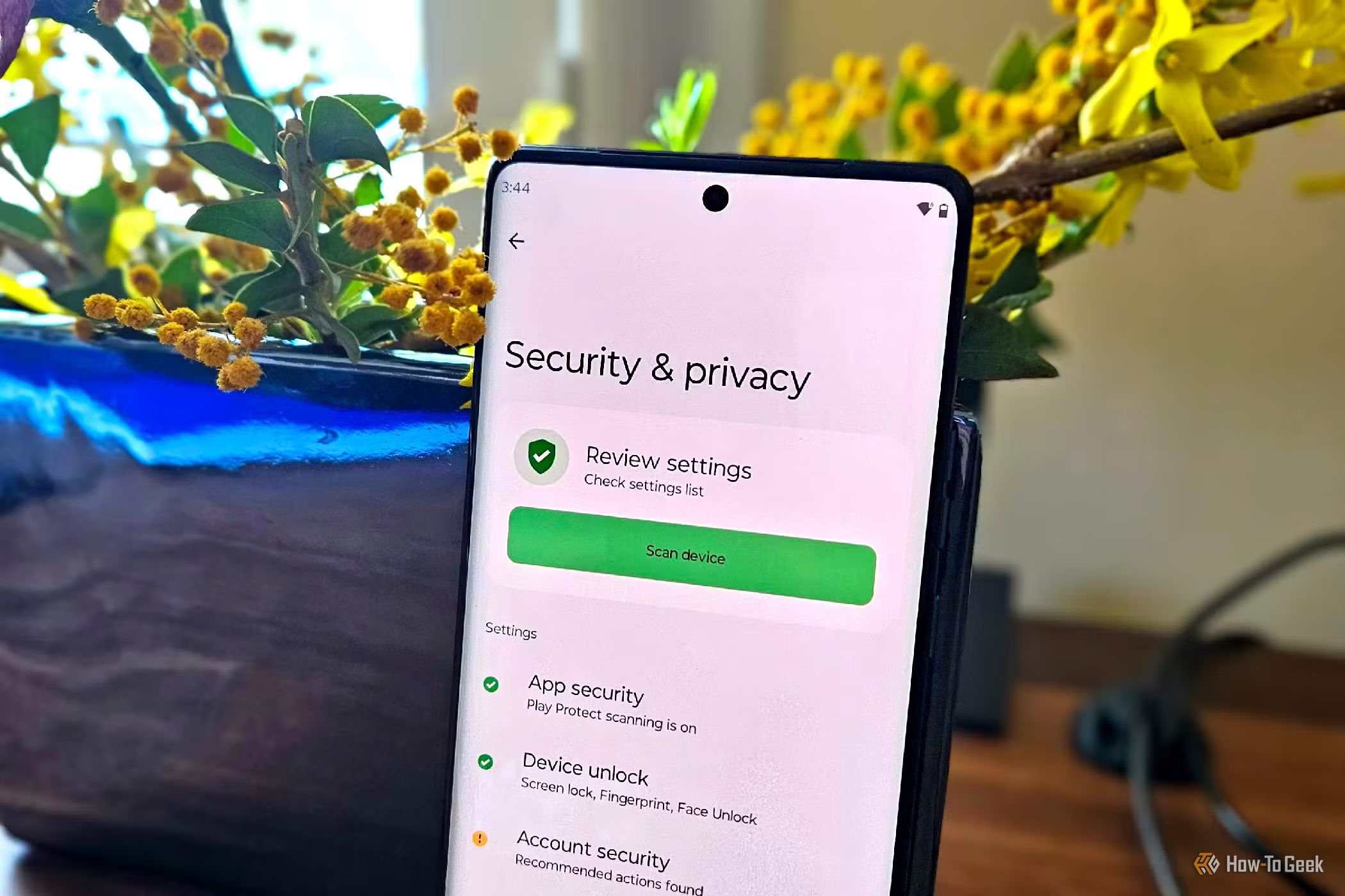 Tampilan pengaturan fitur privasi Android untuk izin aplikasi, kamera, mikrofon, dan Private DNS