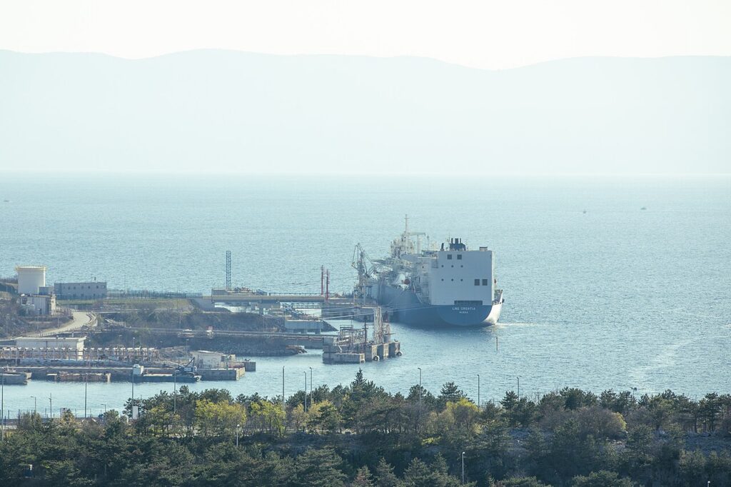 Kapal supertanker pengangkut minyak mentah melintasi jalur laut internasional di perairan Timur Tengah