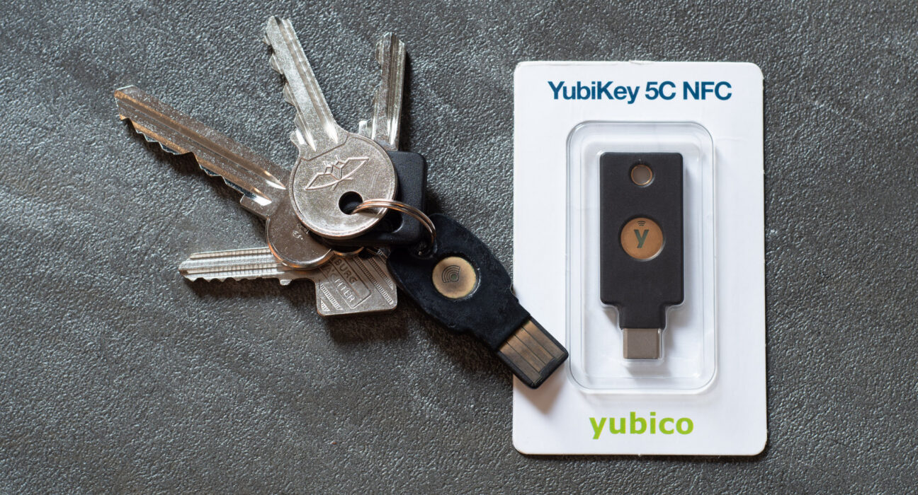 Kunci keamanan fisik 2FA YubiKey sebagai redundansi autentikasi darurat akses finansial saat ponsel hilang