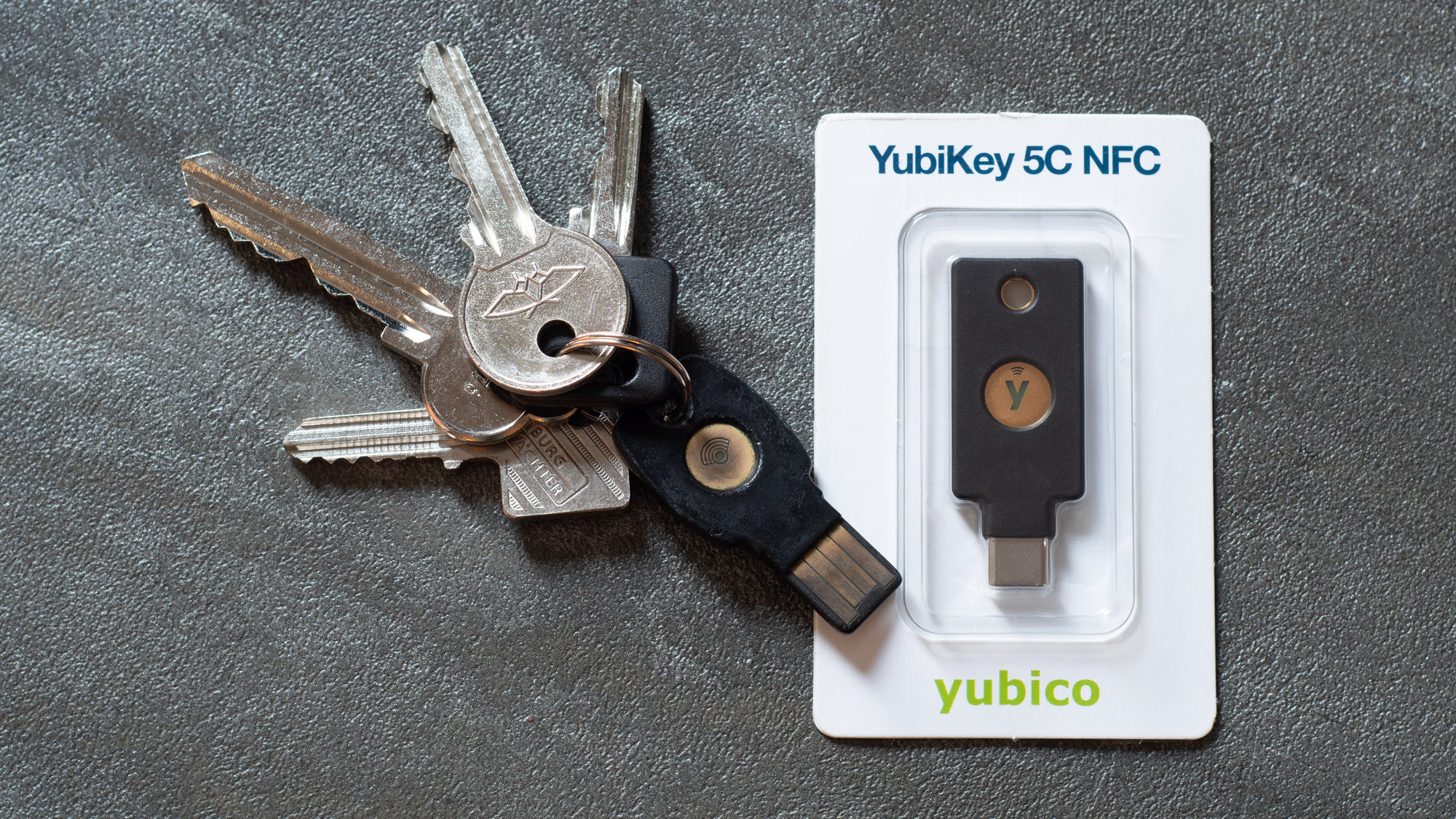 Kunci keamanan fisik 2FA YubiKey sebagai redundansi autentikasi darurat akses finansial saat ponsel hilang