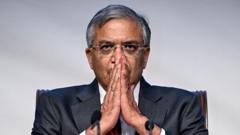Ilustrasi petugas pilkada pengawal bilik pemilihan di India