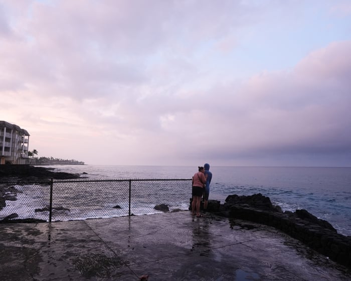 Warga Hawaii memandang laut berawan menjelang datangnya Badai Nolo
