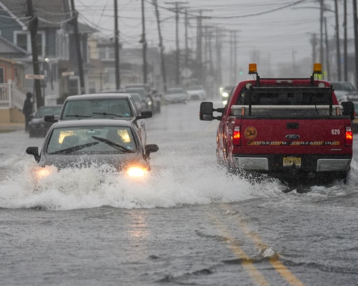 Kondisi jalanan tergenang banjir luapan laut akibat hantaman badai nor’easter di kawasan pesisir Point Pleasant, New Jersey