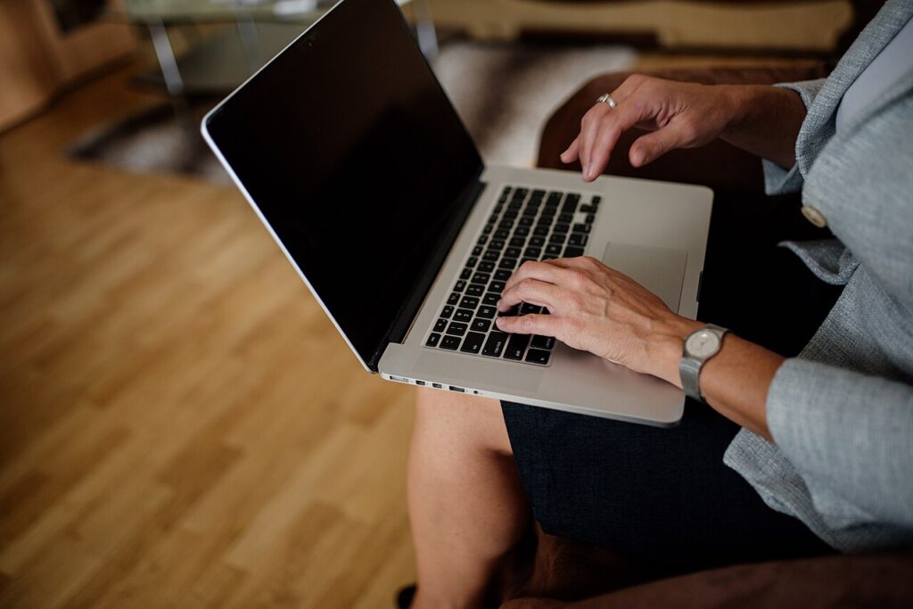 Pengguna memangku laptop saat bekerja yang berisiko memicu gangguan kulit toasted skin syndrome