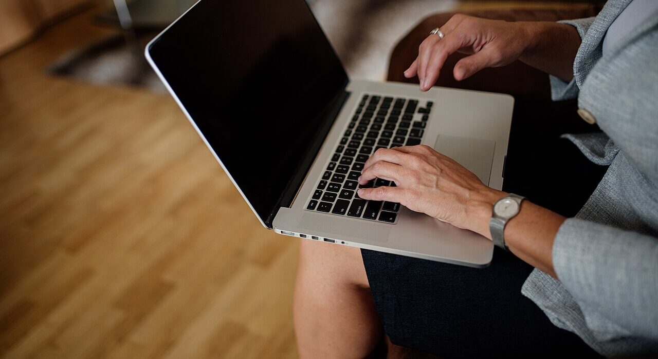 Pengguna memangku laptop saat bekerja yang berisiko memicu gangguan kulit toasted skin syndrome