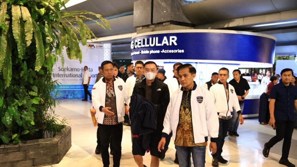 Dittipidsiber Bareskrim Polri saat membawa pulang DPO FP dari Thailand di Bandara Soekarno Hatta