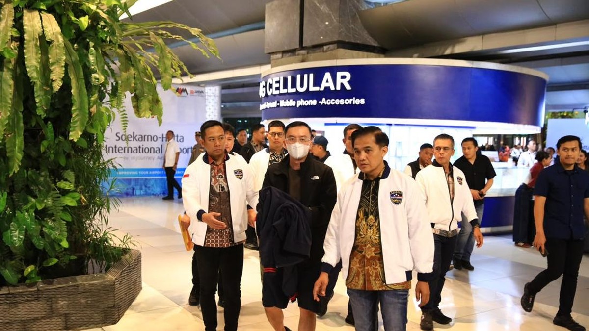 Dittipidsiber Bareskrim Polri saat membawa pulang DPO FP dari Thailand di Bandara Soekarno Hatta