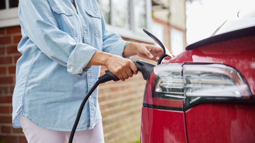 Stasiun pengisian daya mobil listrik EV charger komparasi Level 1 Level 2 dan Level 3