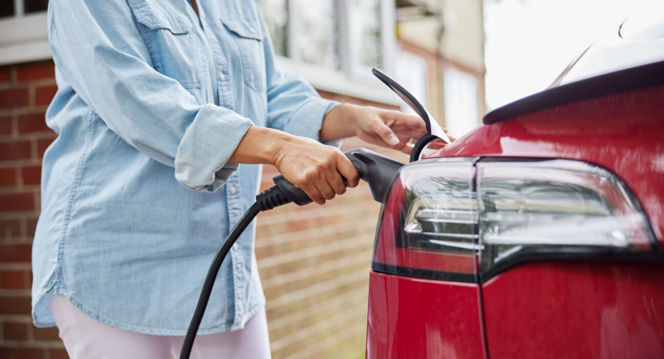Stasiun pengisian daya mobil listrik EV charger komparasi Level 1 Level 2 dan Level 3