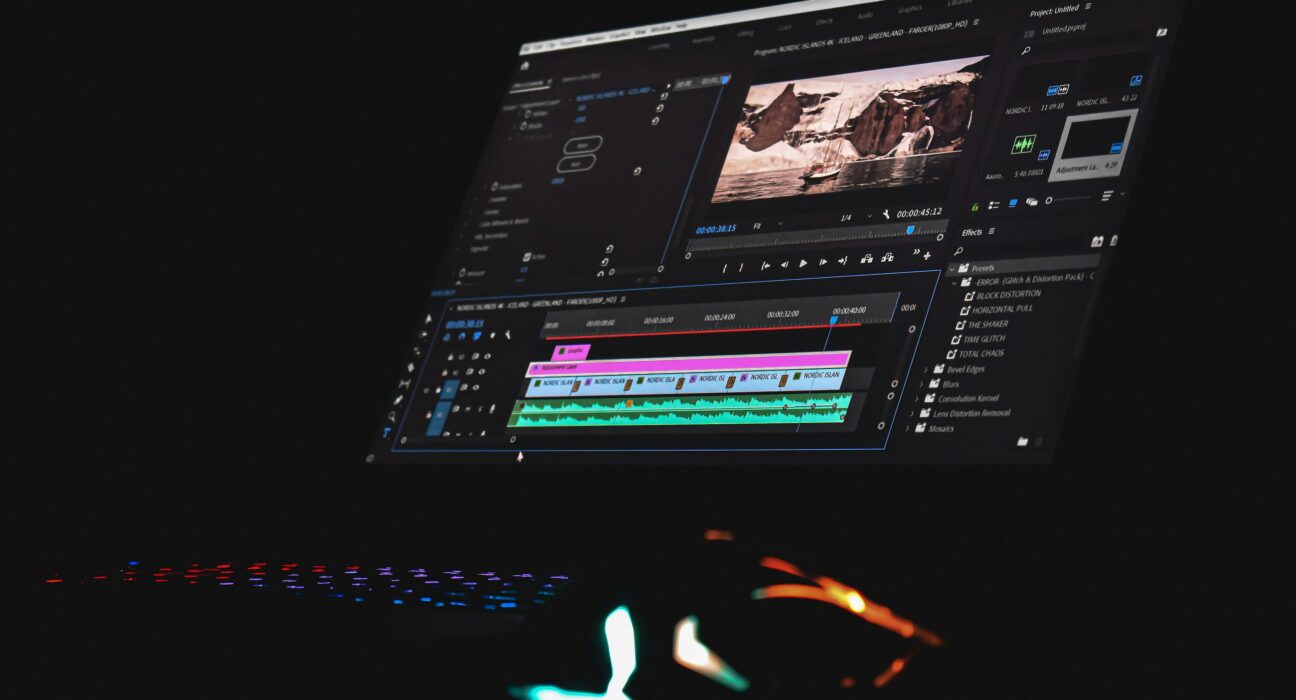 Alur kerja penyuntingan video dan ekstraksi subtitle digital pada monitor