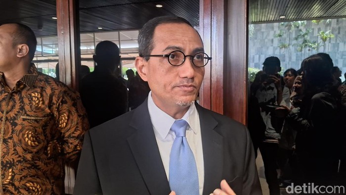 Kepala Eksekutif Pengawas Pasar Modal OJK Hasan Fawzi saat memaparkan kebijakan batas minimum harga saham di Gedung BEI
