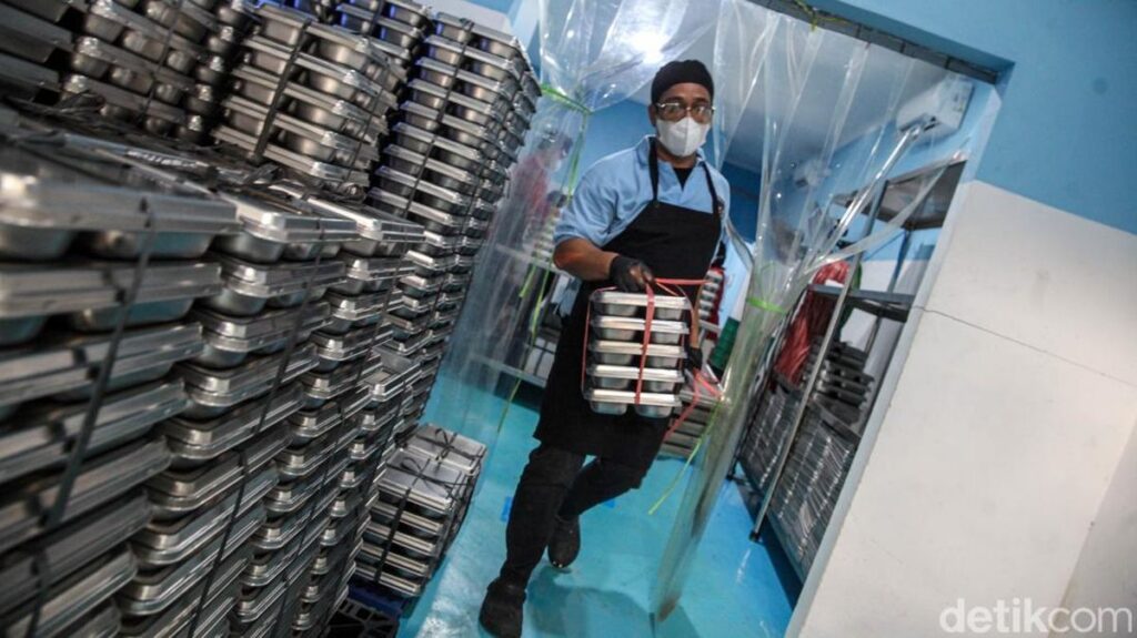 Petugas Satuan Pelayanan Pemenuhan Gizi (SPPG) mempersiapkan baki makanan steril berstandar higienis untuk distribusi Program Makan Bergizi Gratis.
