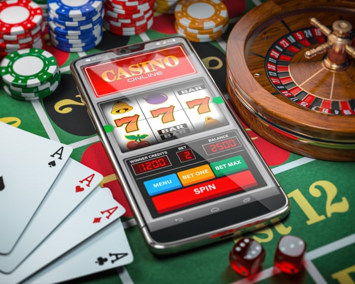 Ilustrasi layar kasino online pada ponsel pintar bersama keping chip dan roda roulette