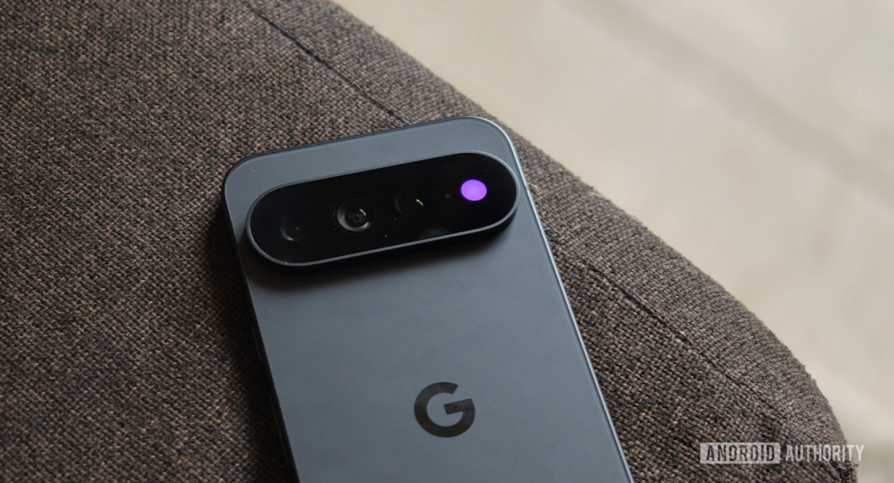 Tampilan cincin LED Pixel HiLight yang menyala pada modul kamera belakang Google Pixel 11 Pro XL