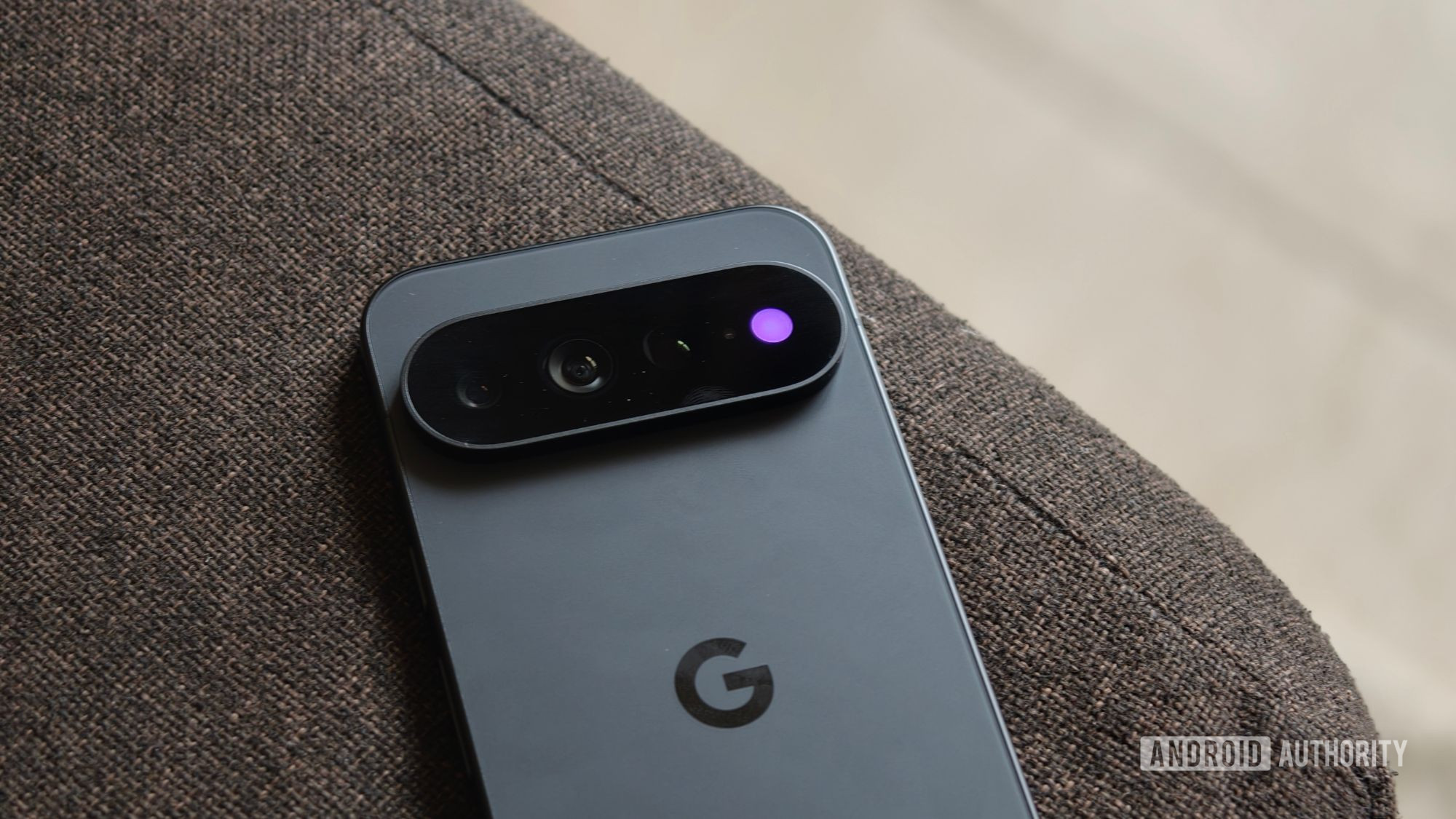 Tampilan cincin LED Pixel HiLight yang menyala pada modul kamera belakang Google Pixel 11 Pro XL