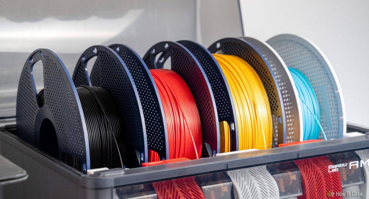 Unit Automatic Material System pada printer 3D multicolor dengan deretan spul filamen