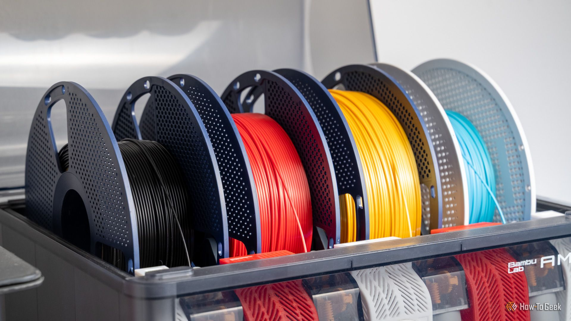 Unit Automatic Material System pada printer 3D multicolor dengan deretan spul filamen