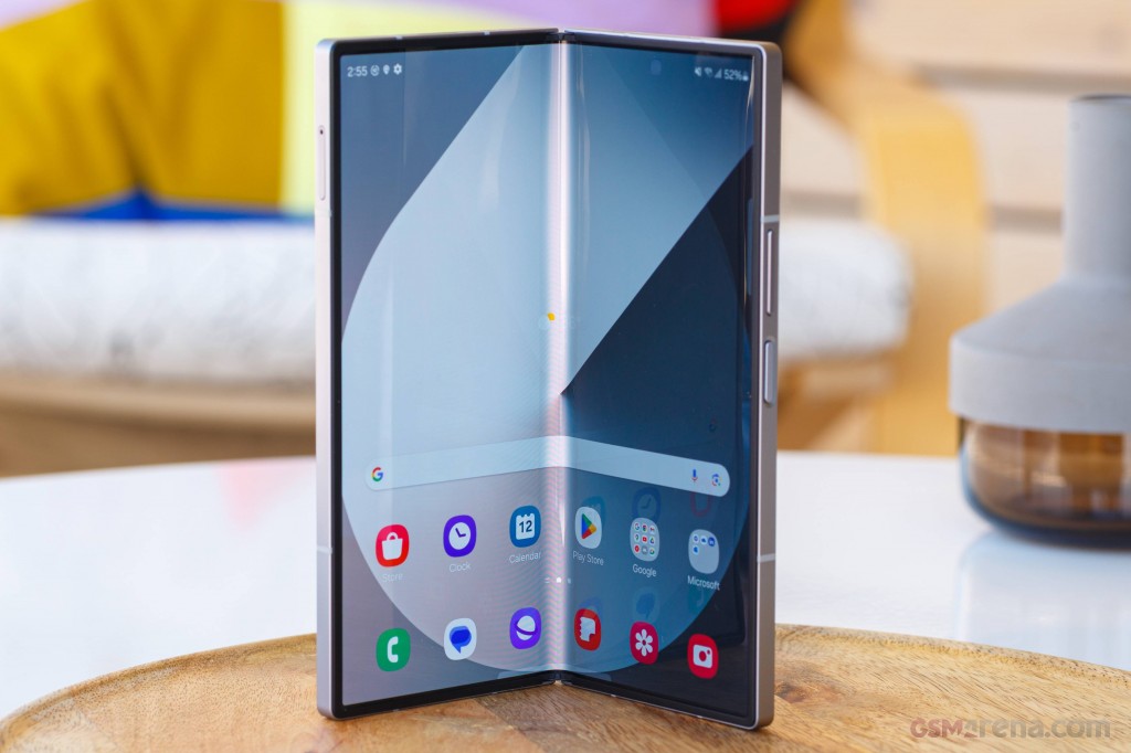 Layar ponsel lipat format besar dalam genggaman, merepresentasikan evolusi perangkat foldable global