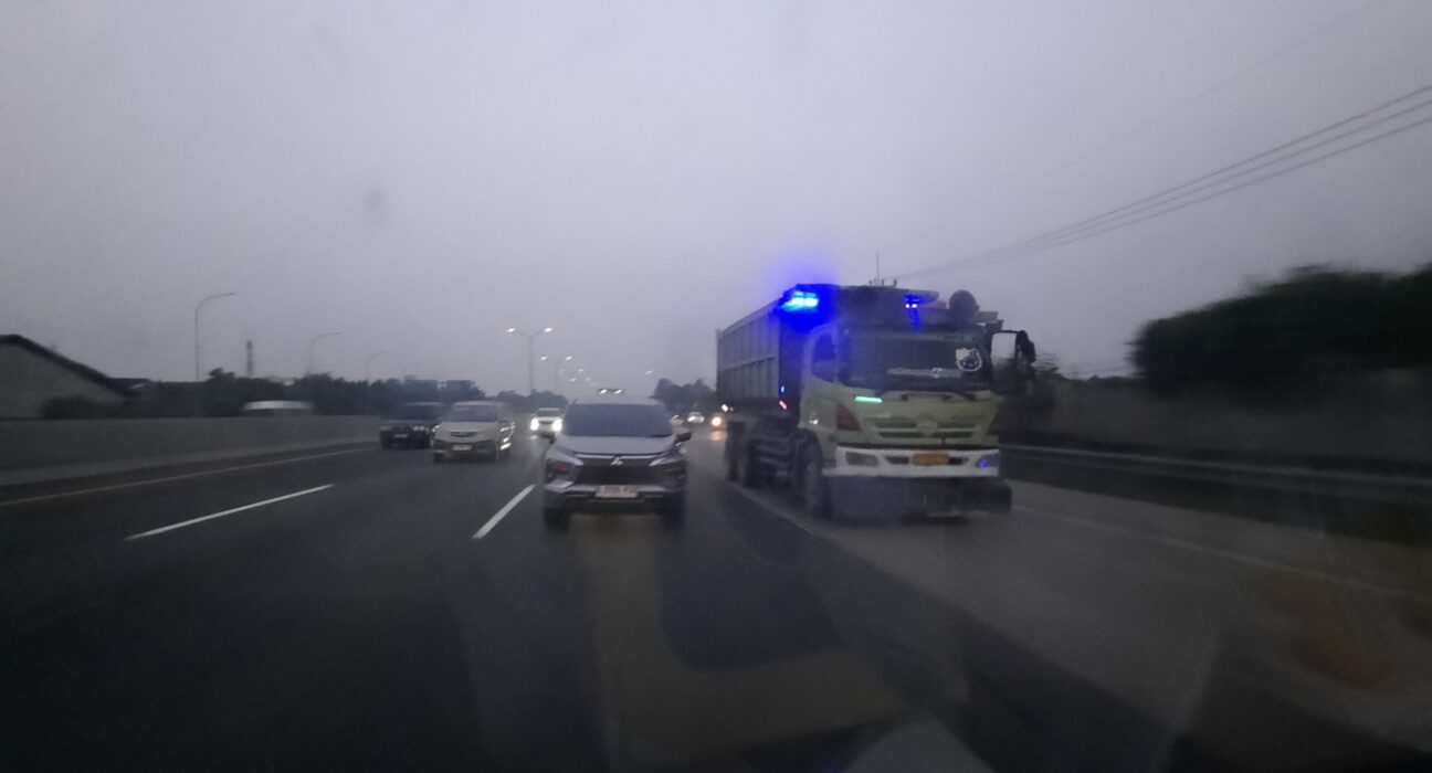 Truk muatan barang melintas di koridor jaringan jalan tol Indonesia