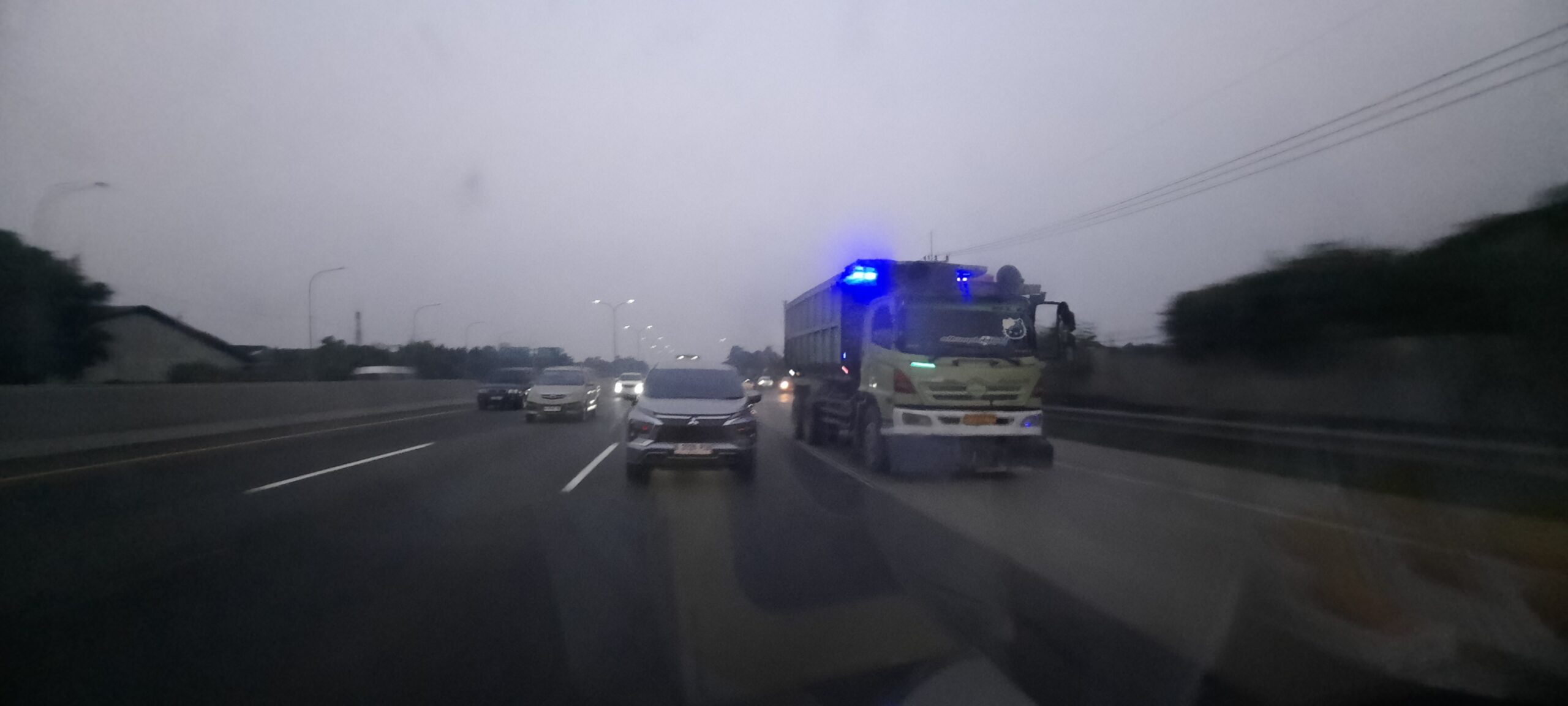 Truk muatan barang melintas di koridor jaringan jalan tol Indonesia