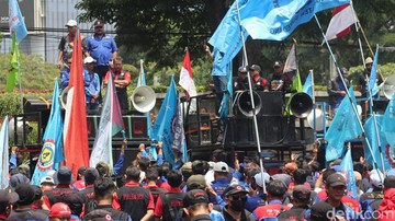 Aksi demo buruh menuntut hak dan kesejahteraan