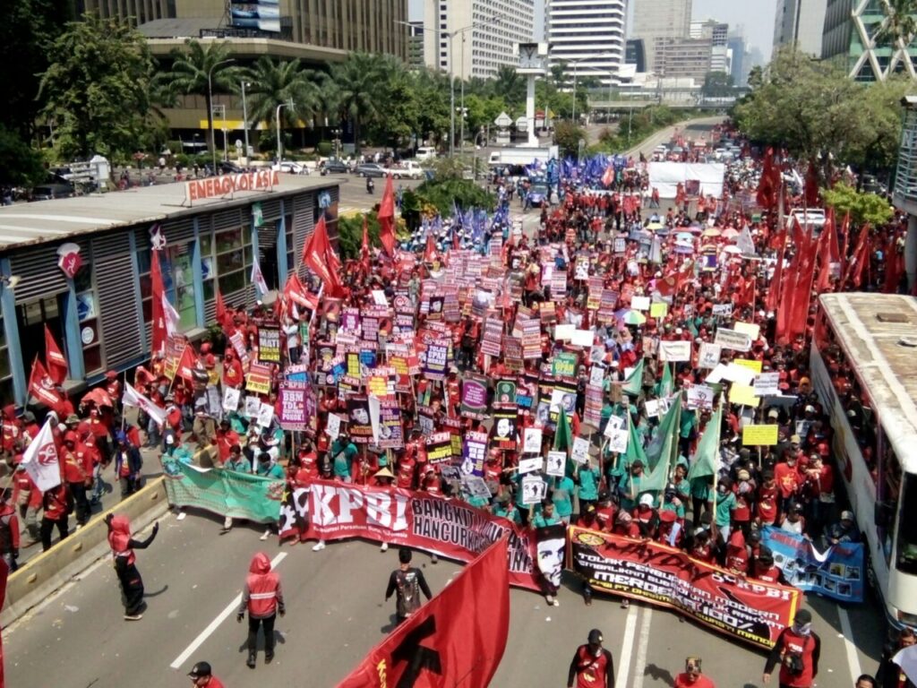 Aksi unjuk rasa massa buruh di Jakarta mengawal regulasi ketenagakerjaan