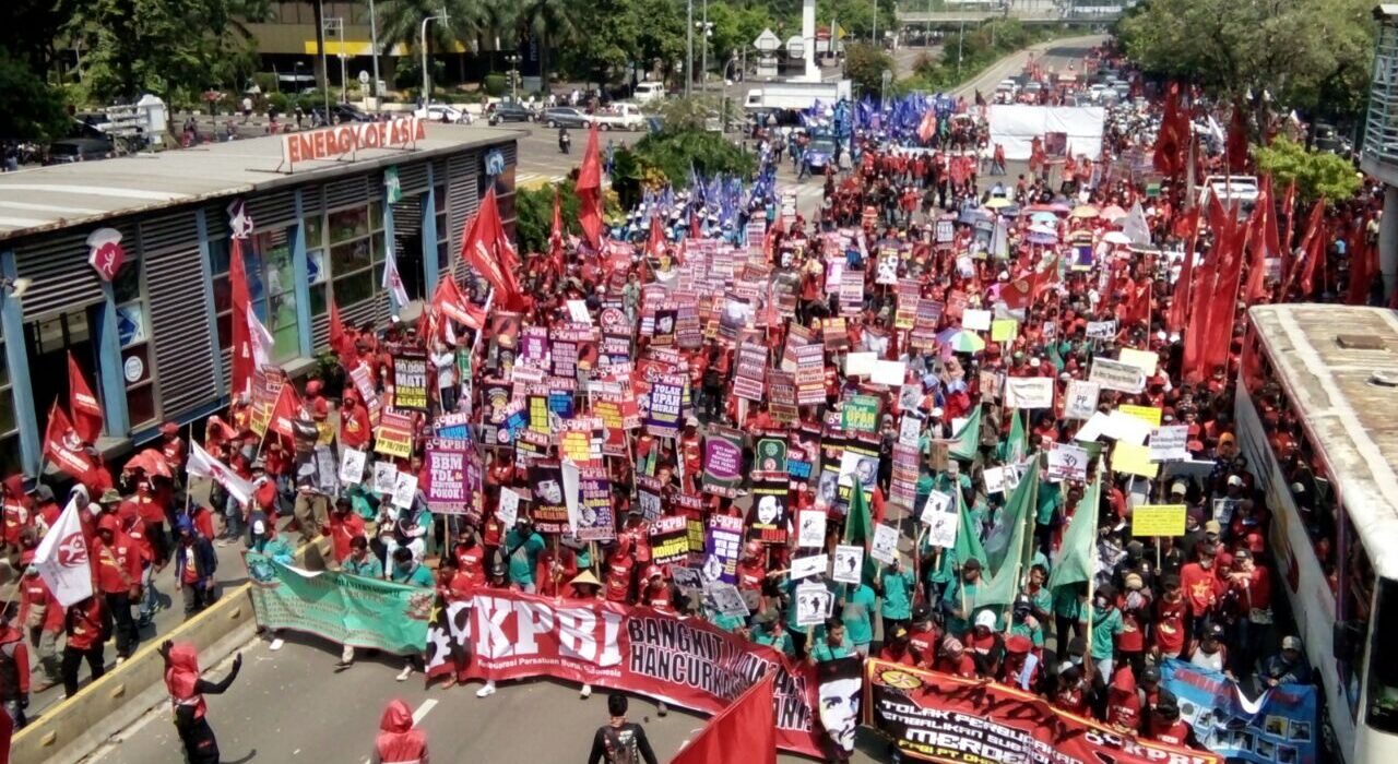Aksi unjuk rasa massa buruh di Jakarta mengawal regulasi ketenagakerjaan