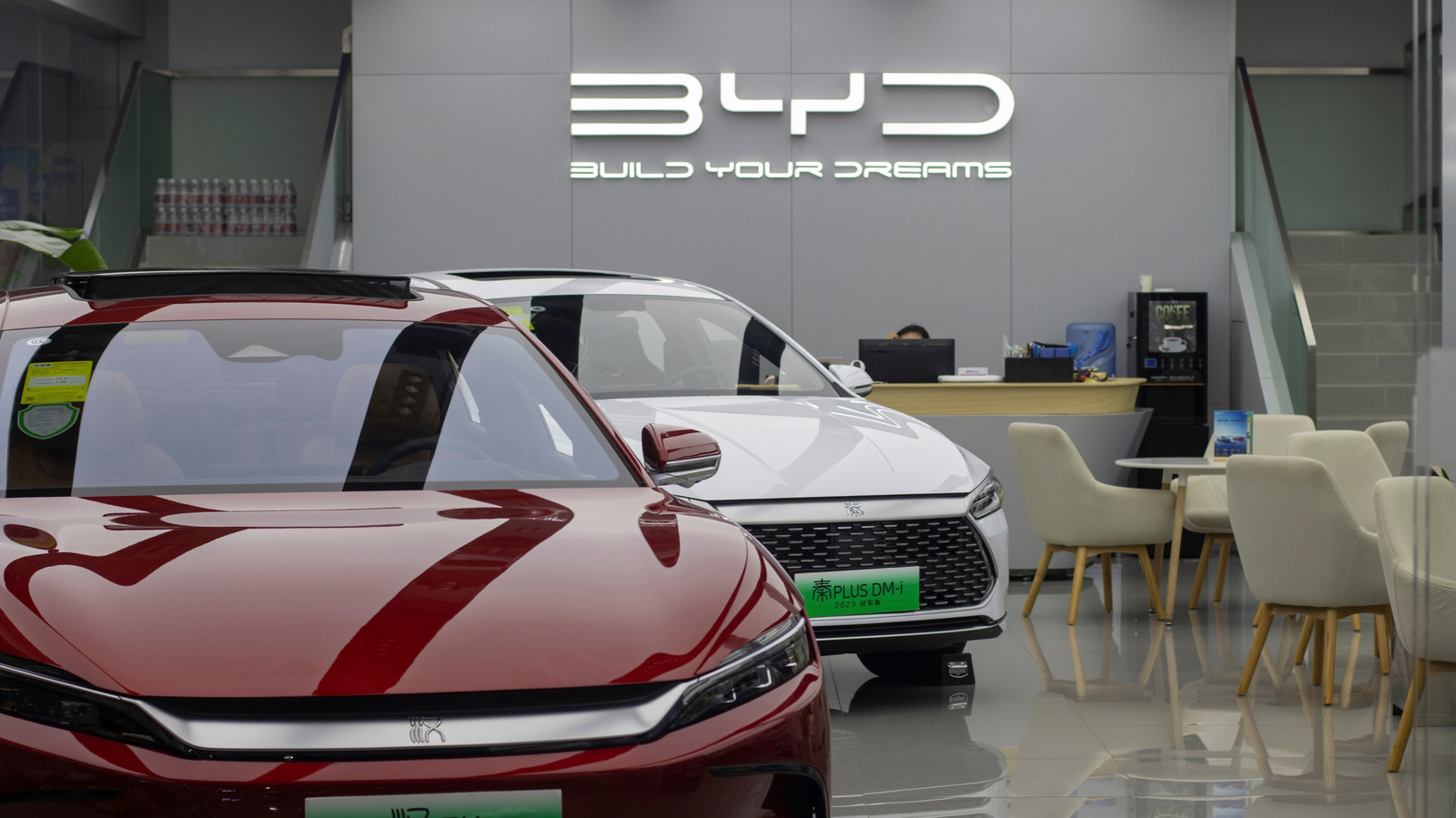 Lini kendaraan listrik BYD di showroom resmi memperkuat peta jalan teknologi baterai solid-state komersial