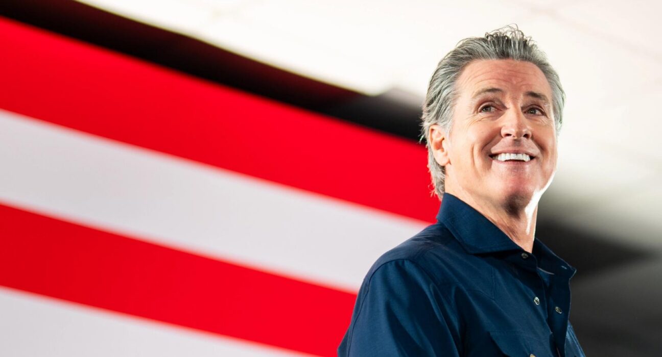 Gubernur California Gavin Newsom menandatangani regulasi larangan memecoin bagi pejabat publik