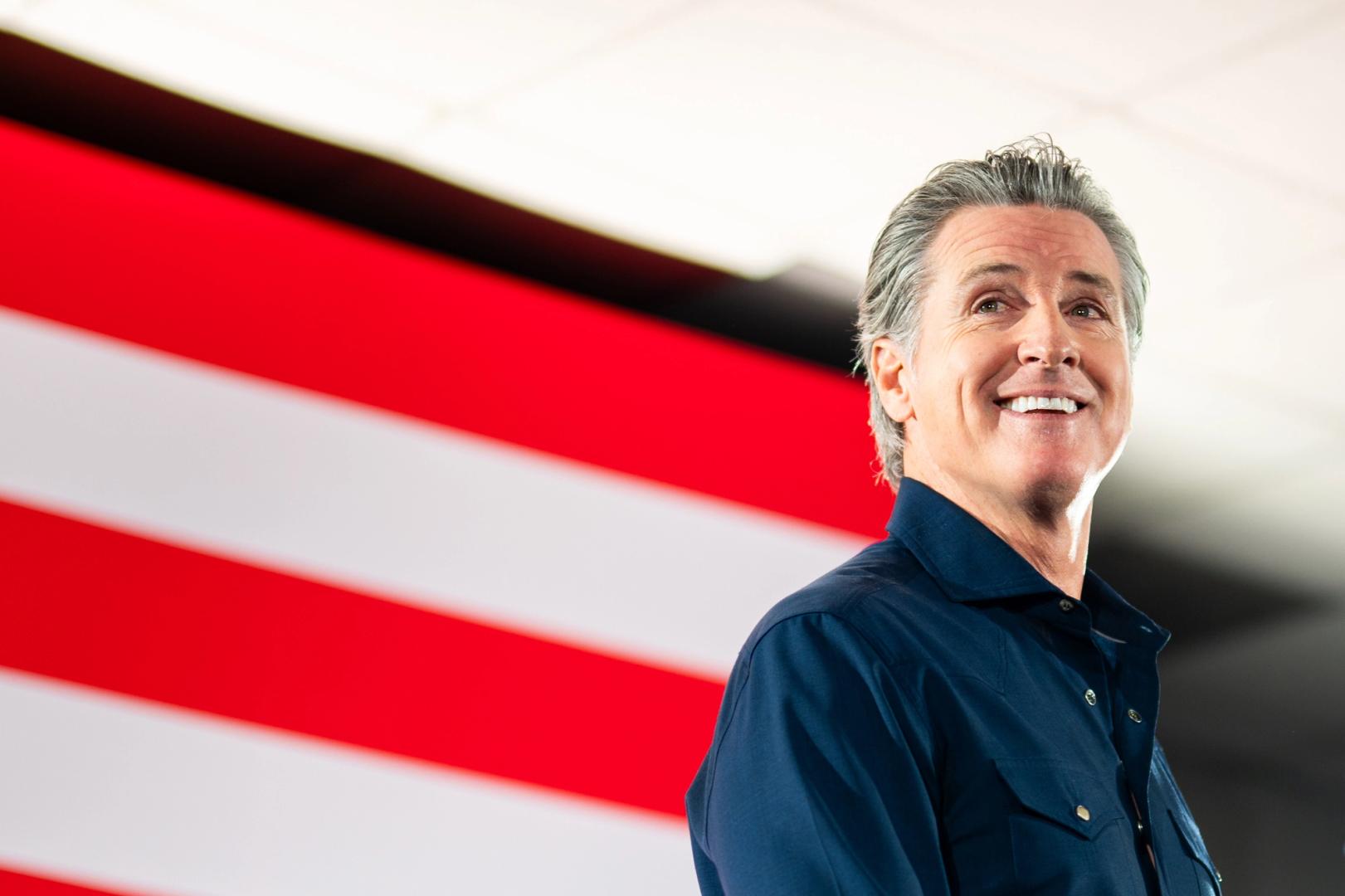 Gubernur California Gavin Newsom menandatangani regulasi larangan memecoin bagi pejabat publik