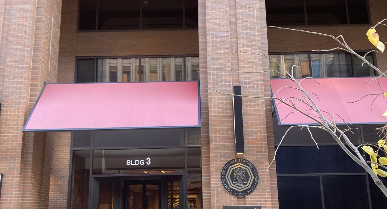 Kantor pusat Commodity Futures Trading Commission (CFTC) di Lafayette Center, Washington D.C.