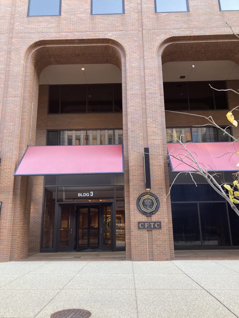 Kantor pusat Commodity Futures Trading Commission (CFTC) di Lafayette Center, Washington D.C.