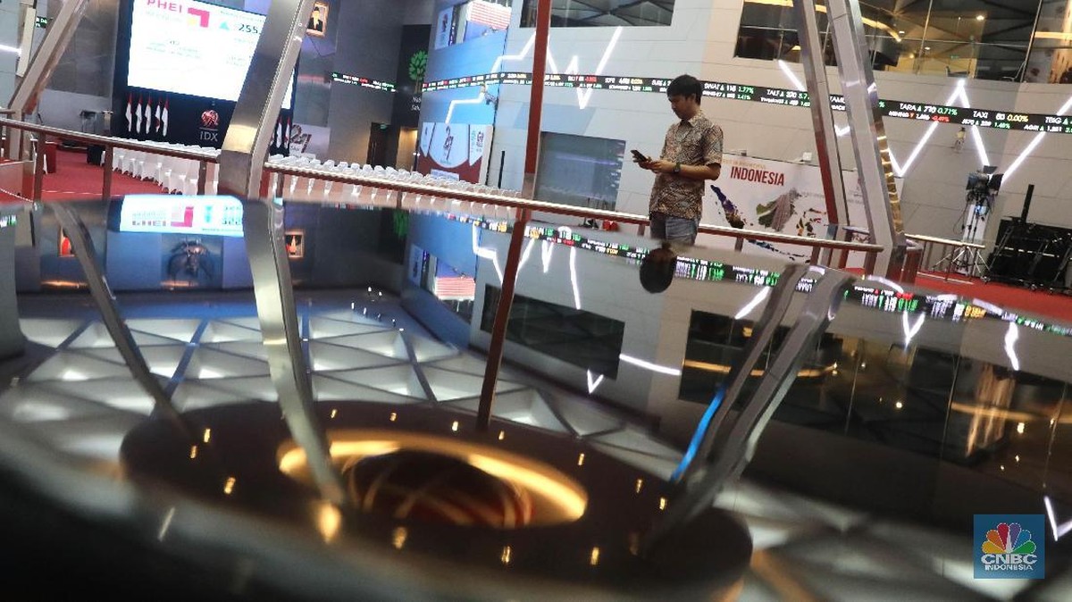 Suasana aktivitas perdagangan saham di Bursa Efek Indonesia Jakarta