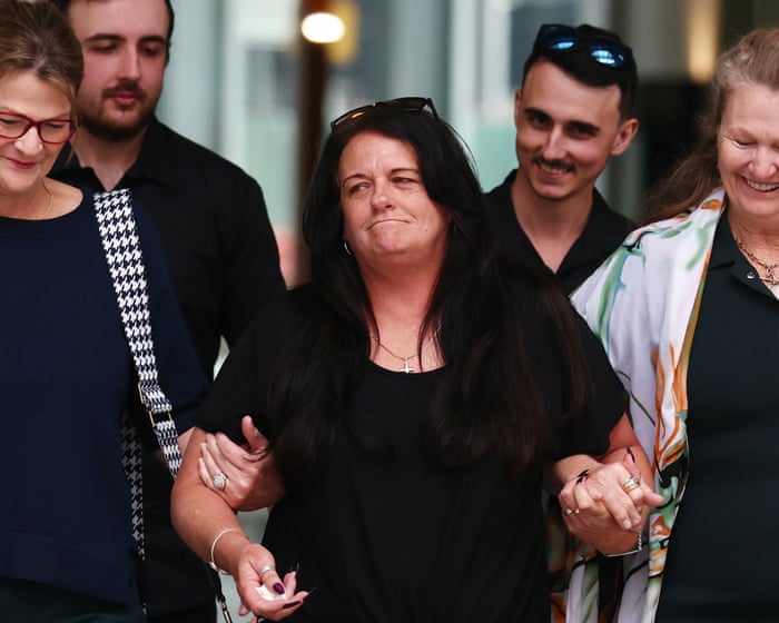 Kylie Ellina Truswell-Mobbs didampingi keluarga di luar Mahkamah Agung Queensland di Brisbane usai putusan vonis