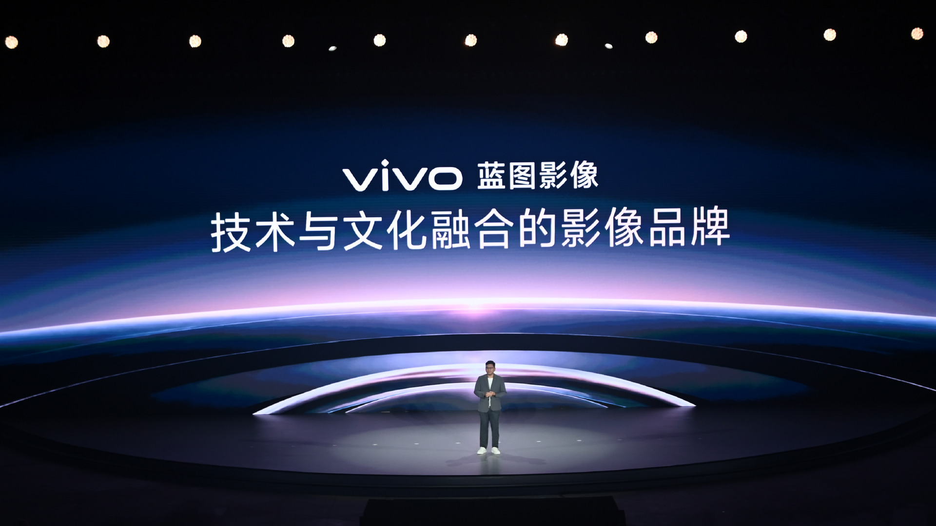 Vivo X500 Pro Max dengan sistem kamera ZEISS dalam materi resmi Vivo China