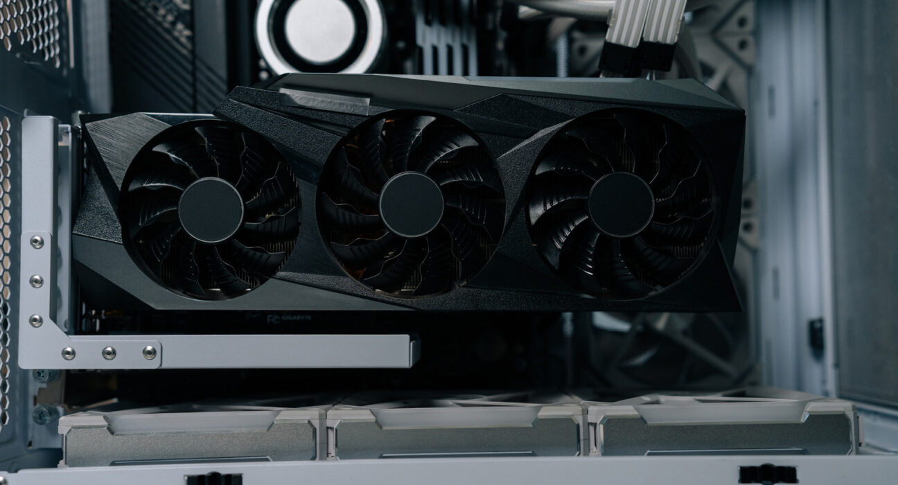 Ilustrasi kartu grafis GPU bekas berkapasitas VRAM besar yang menjadi incaran untuk komputasi AI lokal